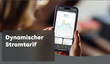 Dekoratives Bild. Zwei Hände halten ein Handy. Auf dem Handy ist die Strompreisentwicklung grafisch zu sehen.